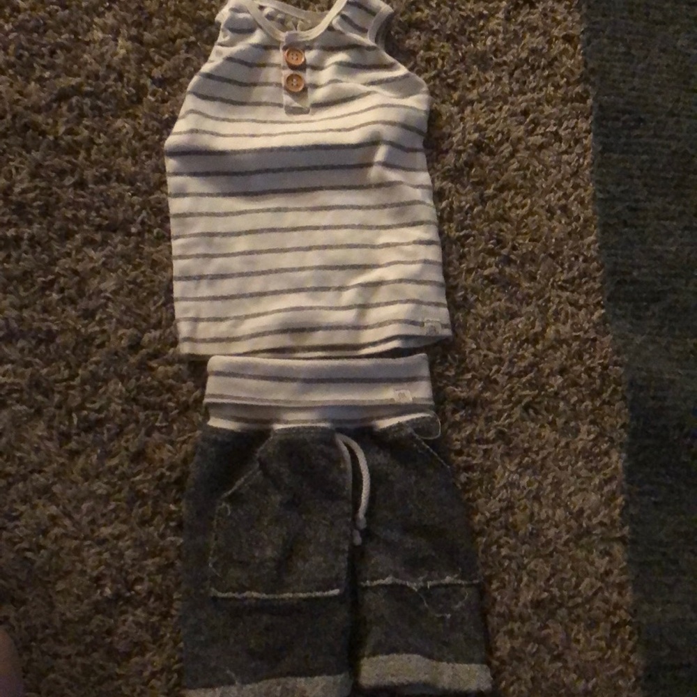 Lulu & Roo Gray striped tank top kneelength shorts